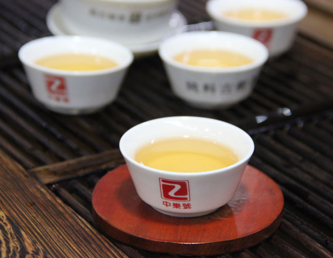 弯弓 易武弯弓 弯弓普洱茶 2015中乐号弯弓古树茶 200克 秋茶