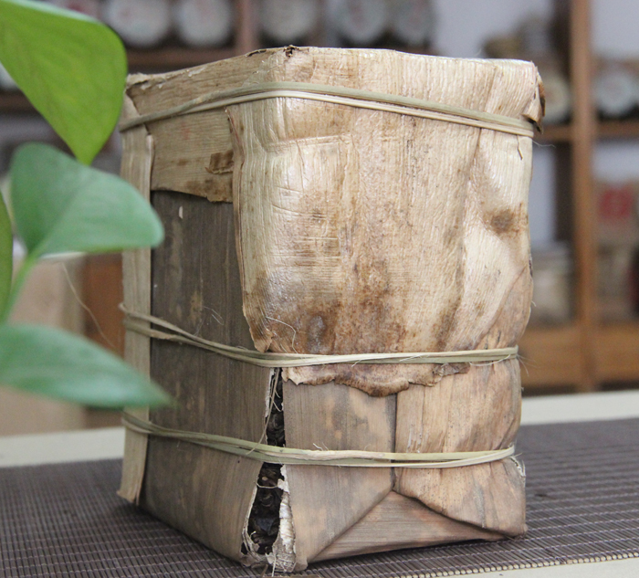 陳年易武普洱茶 2002明月號易武古樹茶 陳年生茶 陳年磚茶  250克/块 生茶